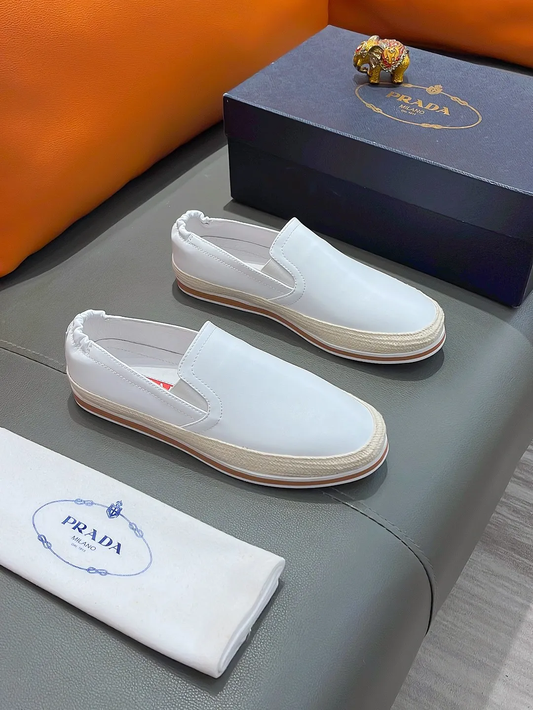 Men's shoes PRADA "Prada" P420 Regular size: 38-44 (slip-on shoes) Product materials: Selected cowhide upper, soft sheepskin foot pads, original factory special outsole.